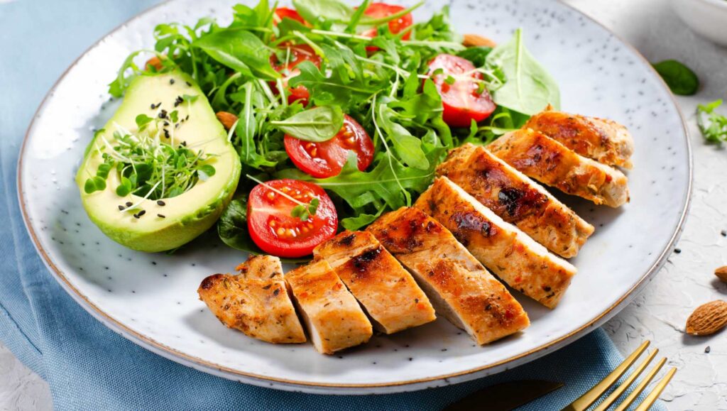 Receta facil de pollo, ensalda y aguacate