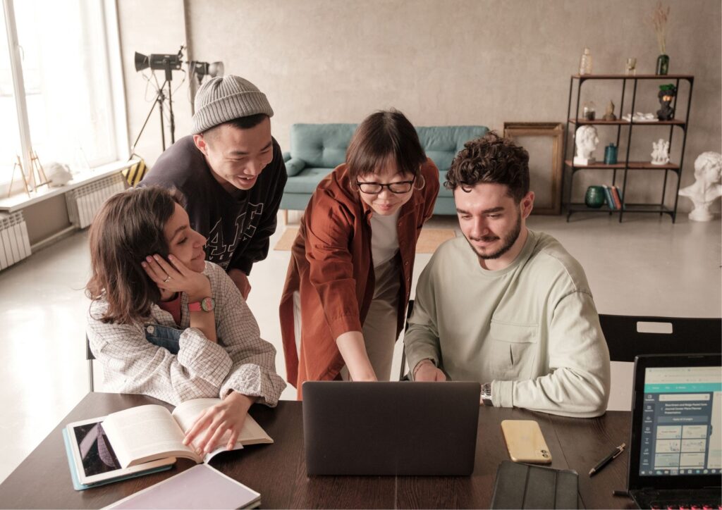 Imagen de profesores utilizando la IA para crear sus ideas en clases