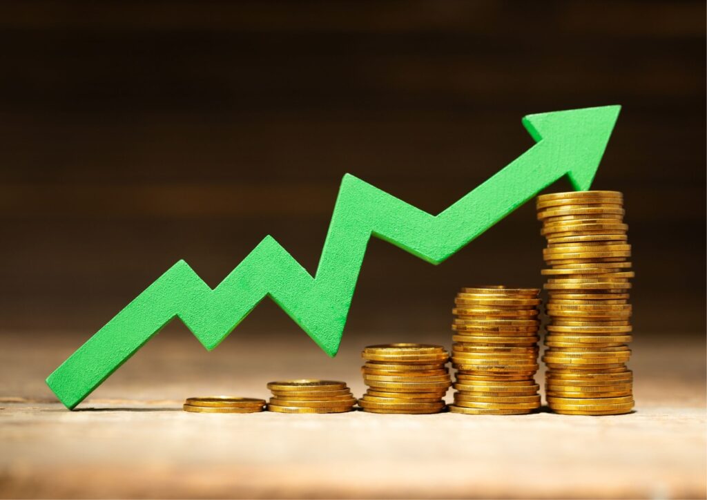 Flecha ascendente desde un perfil común a uno optimizado con íconos de ventas y automatización