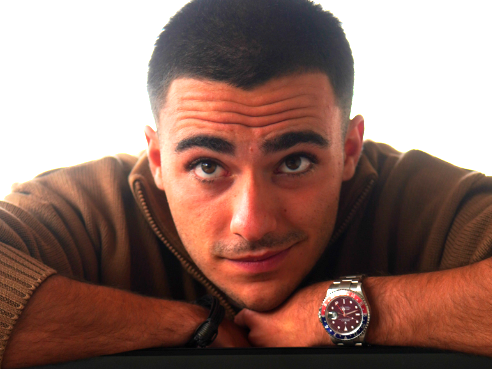 Fernando Ruiz de Velasco Muñoz junto a una grafica de inversiones