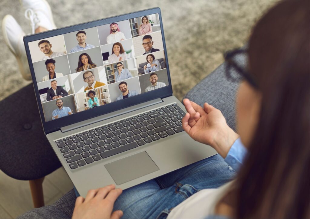 Una profesora dando clases de ingles por medio de la computadora