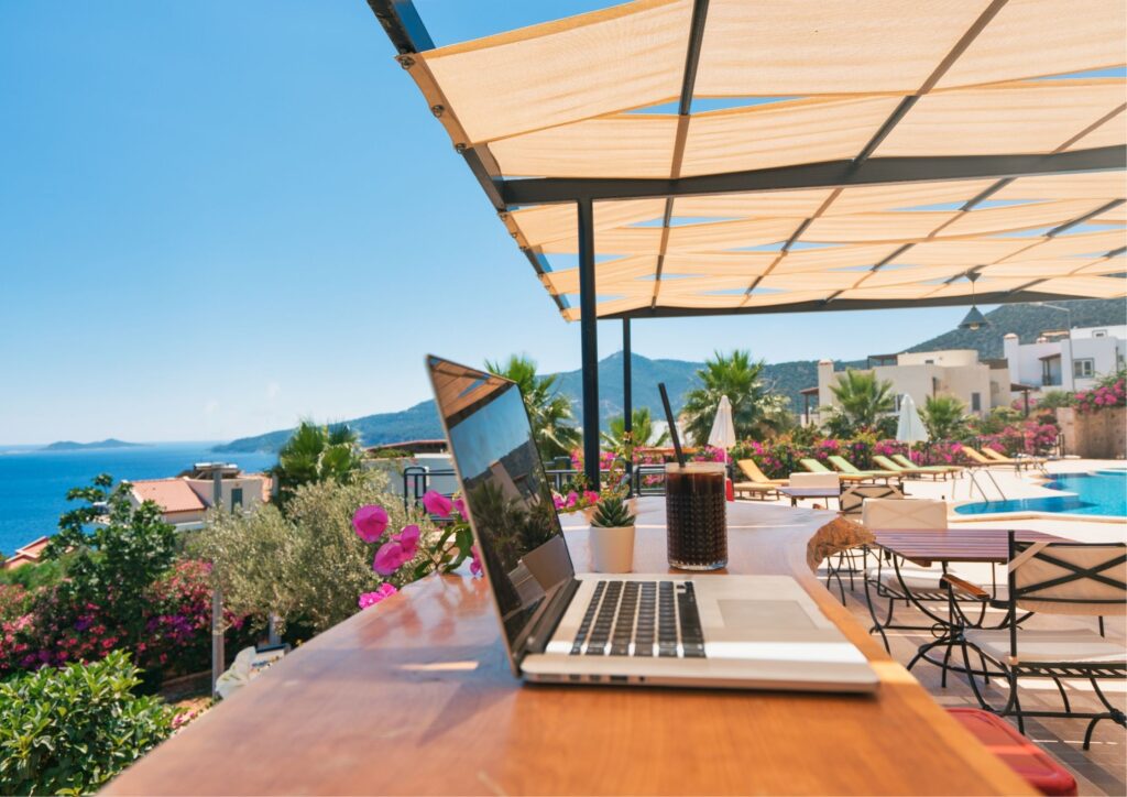 Una persona trabajando desde un lugar de vacaciones.