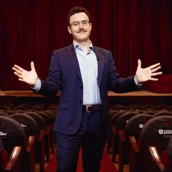 Imagen representando el valor y la inversión del Curso de Oratoria Online de Fernando Miralles para aprender a hablar con autoridad y confianza en público.